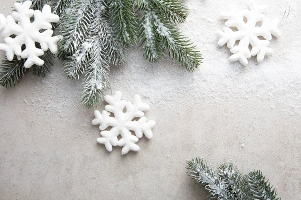 圣诞白色雪花装饰和绿色枝条 — 图库照片