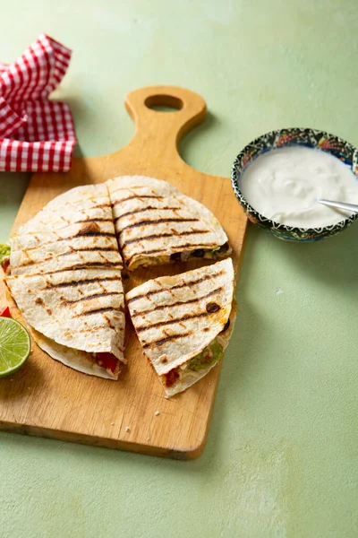Close Sliced Grilled Quesadilla Meat Cheese Lime Guacamole Cutting Board — Stock Photo, Image