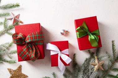 Hediye kutusu üst görünümü ve Noel süslemeleri tatili bluzu