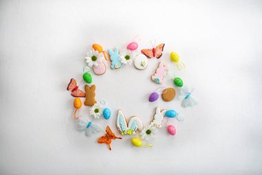 Paskalya kurabiyeleri ve dekoratif yumurtaların en üst görüntüsü