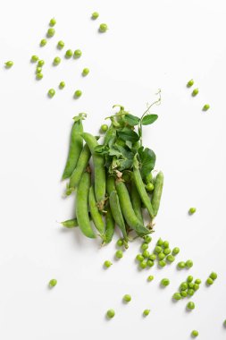 Olgun yeşil bezelye kabukları ve hafif yüzeyde fasulye manzarası