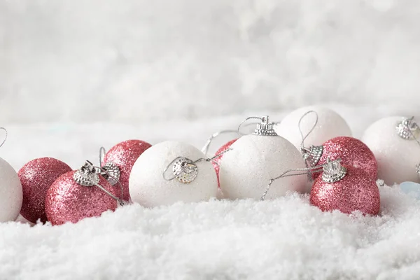 雪のお祝いの背景に白とピンクのクリスマスツリーの装飾 — ストック写真