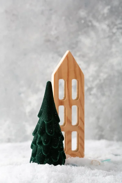 Feestelijke Groene Kerstboom Vakantie Concept Kopieerruimte Houten Huis Rechtenvrije Stockafbeeldingen