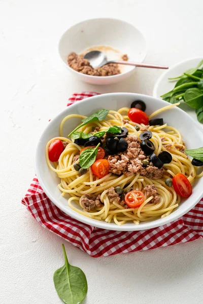 Närbild Konserverad Tonfisk Spaghetti Skål Mat Tomat Balck Oliv — Stockfoto