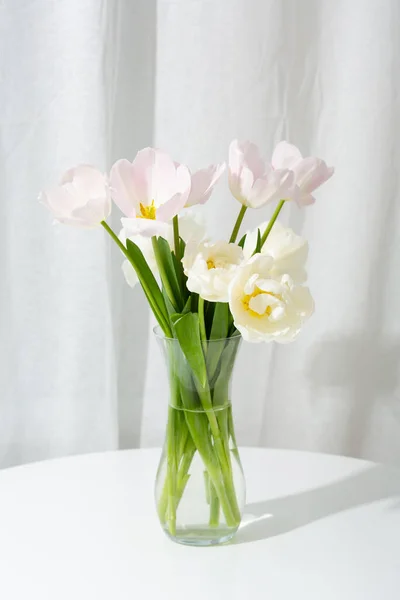 Lekkie Wiosenne Kwiaty Wazonie Stole — Zdjęcie stockowe