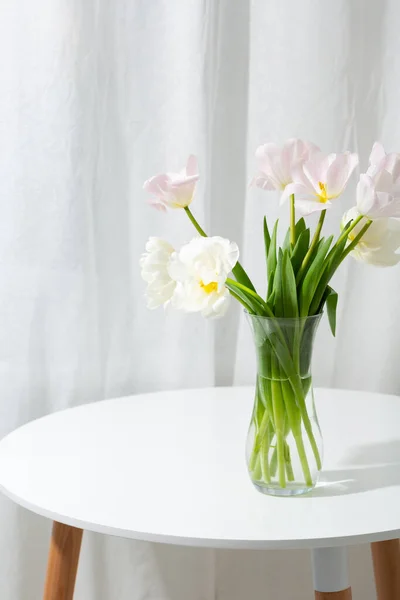 Flores Primavera Leves Vaso Mesa Branca — Fotografia de Stock