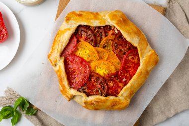 Domateslerin üst görüntüsü lezzetli turta ahşap tahtada vejetaryen yemeği.