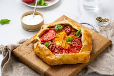  Domatesleri kapat Tahtadaki lezzetli turta