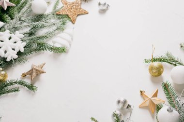 Yeşil karlı dalları olan beyaz tatil arkaplanı ve üst boşluk görünümünü kopyala