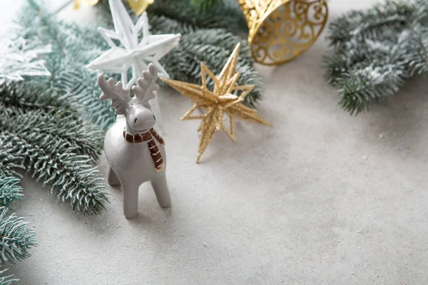 鹿と装飾と冬の休日の組成 — ストック写真