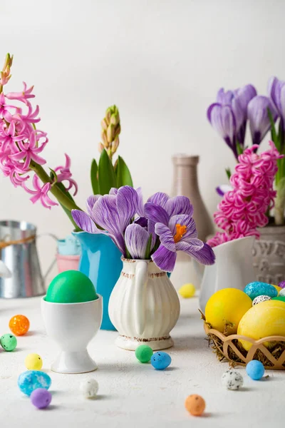 Çiçekler Yumurtalarla Bahar Paskalya Kompozisyonu — Stok fotoğraf