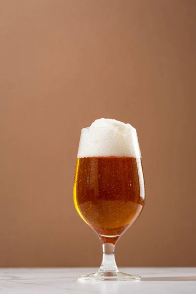 Overflowing Beer Foam Craft Alcohol Background Copy Space — Stock Photo, Image