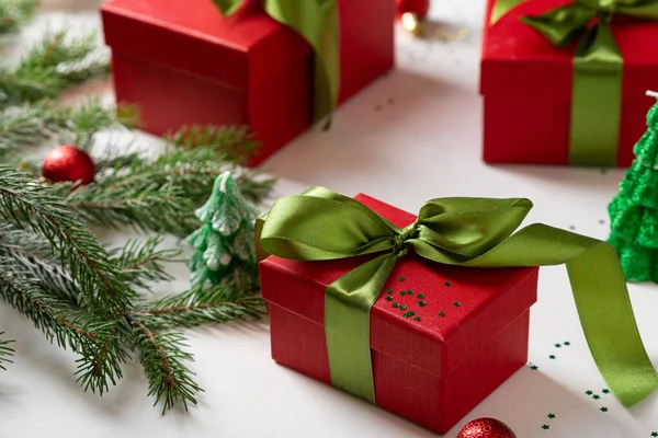 Primer Plano Caja Regalo Navidad Roja Con Arco Verde Ramas —  Fotos de Stock