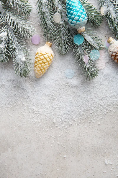 枝松コーンとクリスマス冬の背景 コピースペースホリデーコンセプト — ストック写真