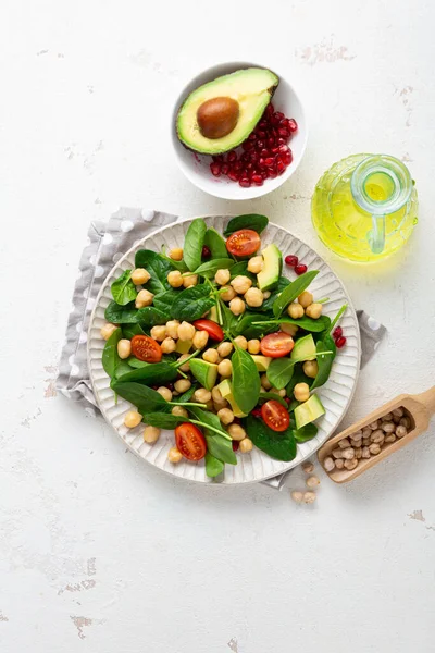 浅层健康素食鳄梨沙拉鸭嘴豆的俯视图 — 图库照片