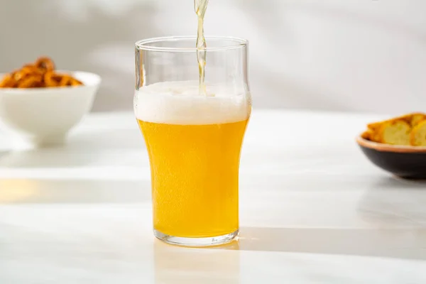 Ein Glas Leichten Bierschaum Gießen Und Snacks Schale Essen Und — Stockfoto