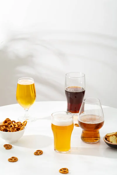 Gläser Helles Und Dunkles Bier Und Snacks Der Schüssel — Stockfoto
