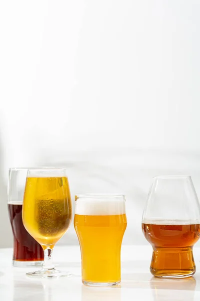 Gläser Helles Und Dunkles Bier Auf Heller Oberfläche Essen Und — Stockfoto