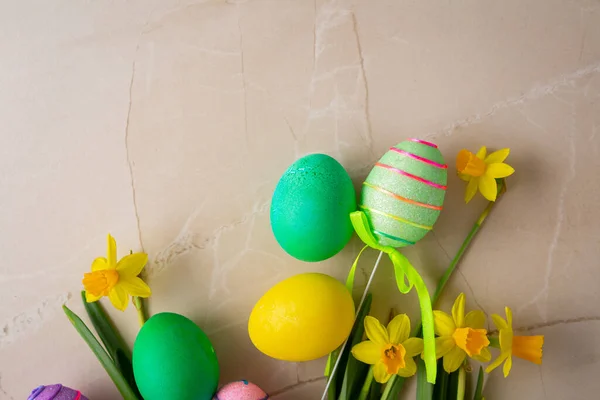 Pascua Vacaciones Color Huevos Decoración Flores Copiar Espacio —  Fotos de Stock