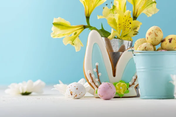 Close Easter Bunny Cookies Holiday Concept Chocolate Eggs Yellow Flowers — Fotografia de Stock