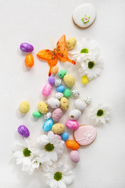 Dulces Pascua Huevos Pequeños Vista Superior Flores Blancas Fondo Vacaciones —  Fotos de Stock
