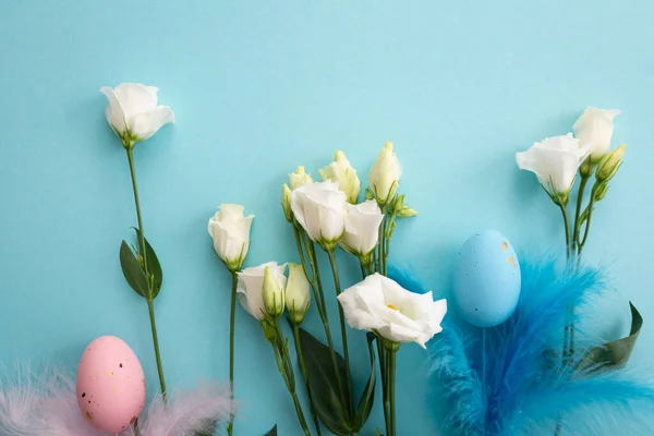 Fundo Férias Páscoa Azul Com Decoração Ovos Flores Brancas — Fotografia de Stock