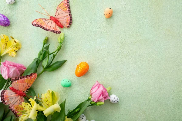 Tavaszi Zöld Háttér Virágokkal Felülnézet Húsvéti Tojás Dekoráció — Stock Fotó