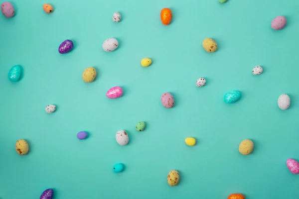 Pequenos Ovos Páscoa Flores Fundo Férias — Fotografia de Stock