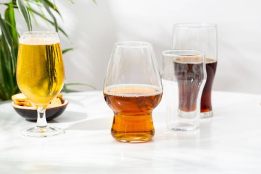 Hafif biralı bardak, açık arkaplanda koyu. 