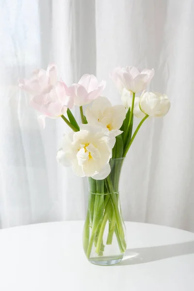 小桌子上花瓶里的白色和粉色郁金香 — 图库照片
