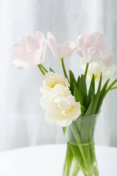Закрыть Белые Розовые Тюльпаны Вазе — стоковое фото