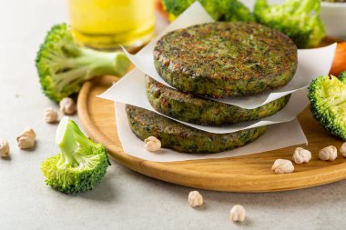 Brokoli ve bezelyeli krep tabakta