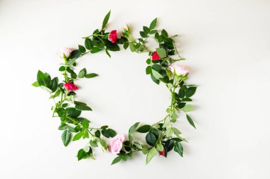 Açık yüzeyde bahçe gülü çelengi