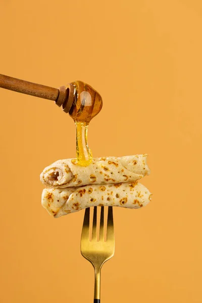 金叉食物背景蜂蜜上的两片软糖 — 图库照片