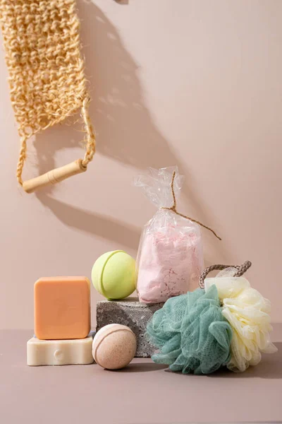 Banyo Ürünleri Ile Kompozisyon Sabun Bombaları Havluları — Stok fotoğraf