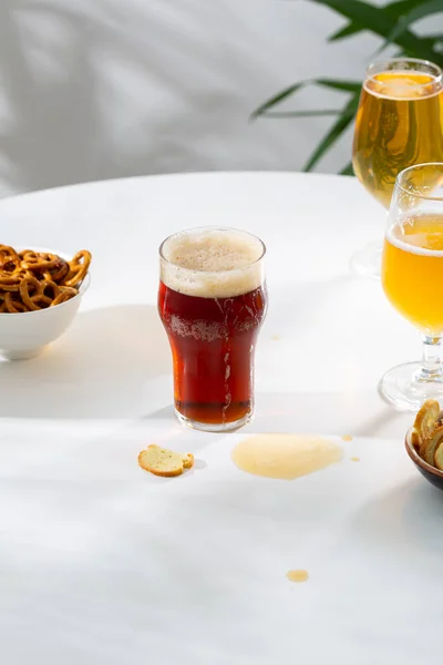Ein Paar Gläser Mit Kaltem Bier Auf Hellem Tisch — Stockfoto