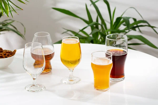 Gläser Mit Kaltem Bier Snack Essen Und Trinken Auf Hellem — Stockfoto