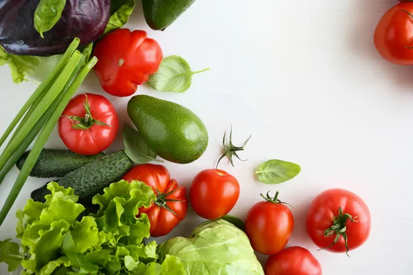 Frisches Gemüse Lebensmittel Vom Bauernhof Auf Heller Oberfläche — Stockfoto