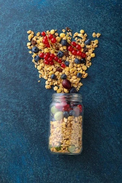 ガラス瓶で健康的な朝食のための食材 グラノーラの上の食品 — ストック写真