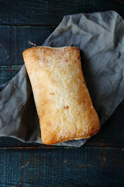 Φρέσκο Ιταλικό Ψωμί Ciabatta Ξύλινη Επιφάνεια — Φωτογραφία Αρχείου