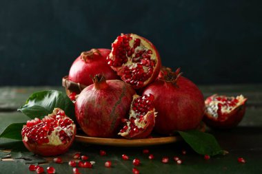 Koyu arkaplanda nar, sağlıklı yiyecekler.