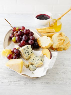 Peynirli ve üzümlü kahvaltı kompozisyonu bal reçeli, yemek yakın plan