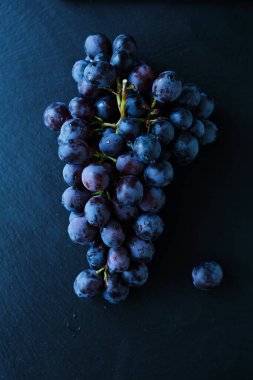Mavi üzümlü meyve dalı, yiyecek üstü.