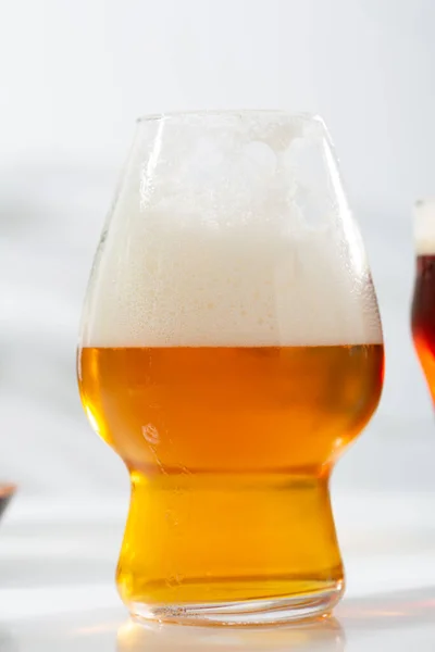 Ein Glas Mit Hellem Bier Und Schaum — Stockfoto
