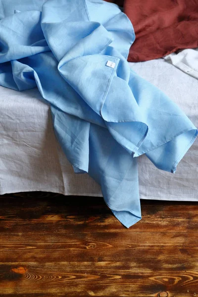 床上的亚麻布蓝色床单 — 图库照片