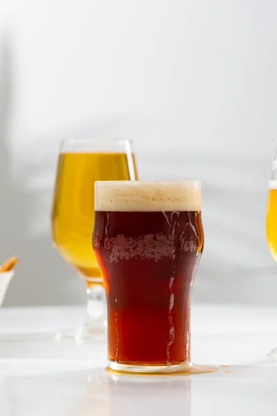 Zwei Gläser Mit Hellem Und Dunklem Bier Und Schaum — Stockfoto