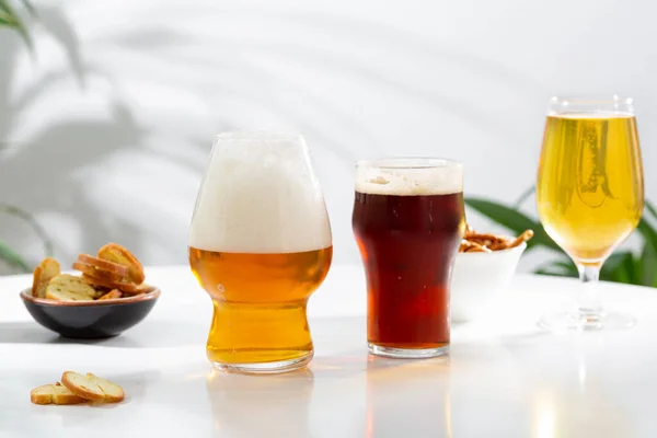 Ein Paar Gläser Mit Hellem Und Dunklem Bier Und Schaum — Stockfoto