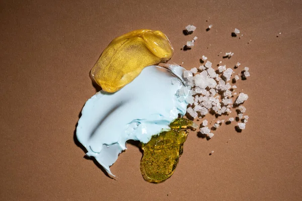 Işık Yüzeyinde Mavi Sarı Kozmetik Kumaş Örnekleri — Stok fotoğraf