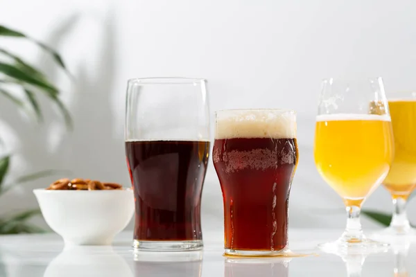 Mehrere Gläser Mit Bier Ale Cider Auf Dem Tisch — Stockfoto