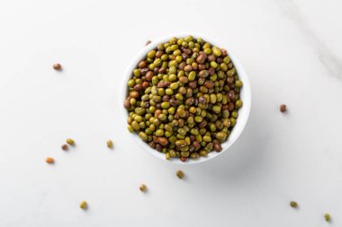 Pişmemiş yeşil mung fasulyelerine yakından bakın.